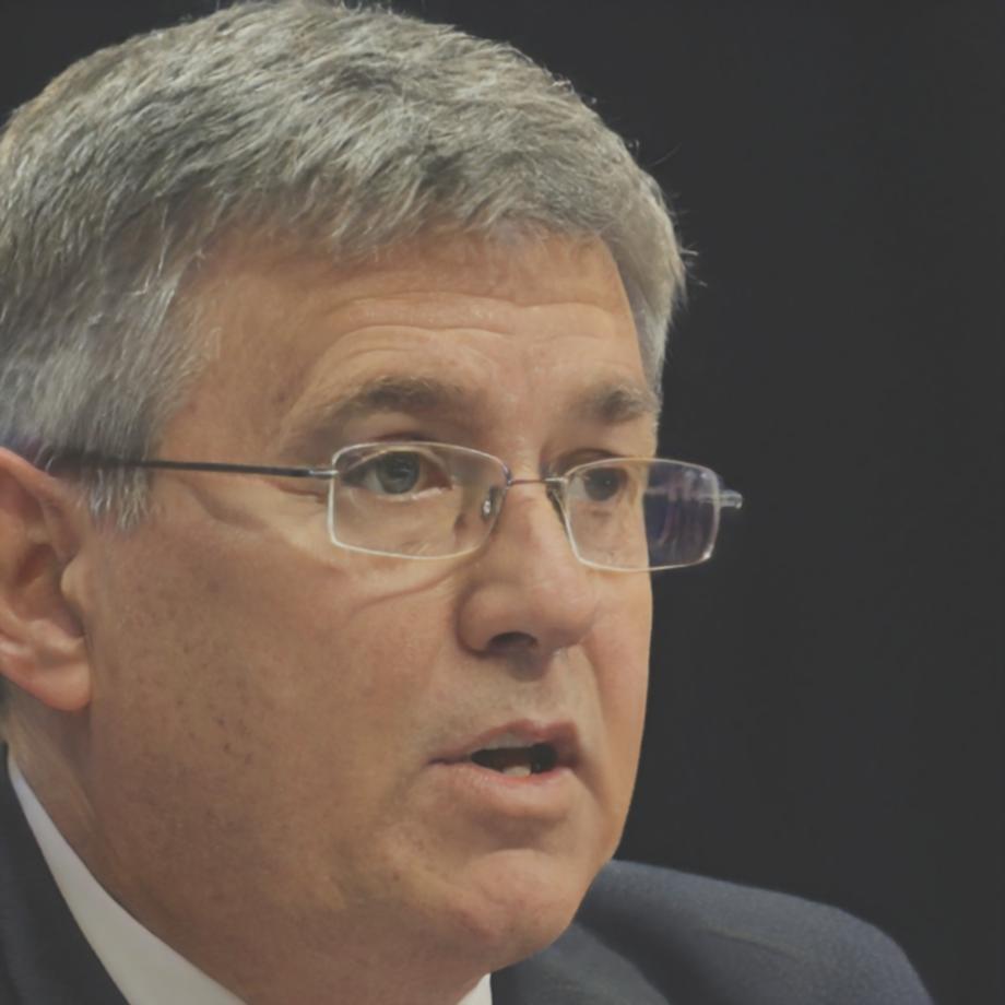 Portrait de Marc Dubois, expert en analyse financière